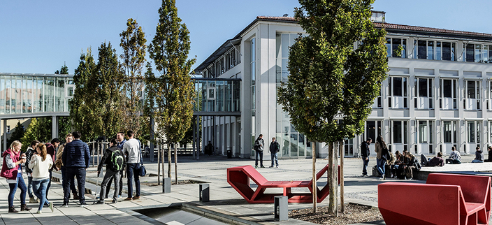 Studierende auf dem Campus der Hochschule Landshut bei schönem Wetter Studierende auf dem Campus der Hochschule Landshut bei schönem Wetter