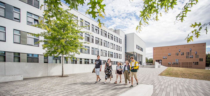 Studierende auf dem Universitätsgelände