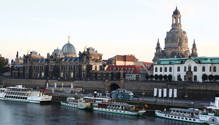 Silhouette von Dresden elbseitig mit Fraunkirche und HfBK