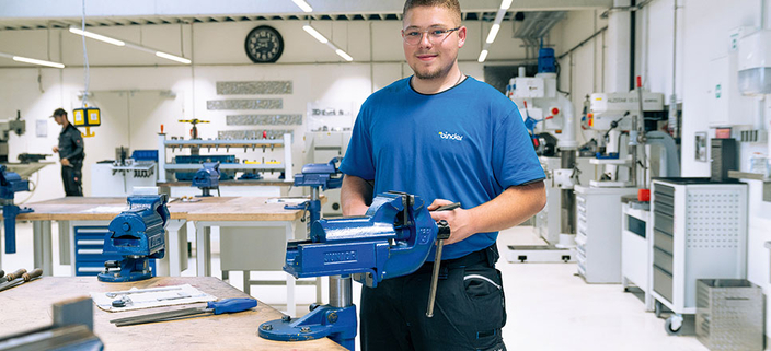 Azubi in Werkstatt Azubi in Werkstatt