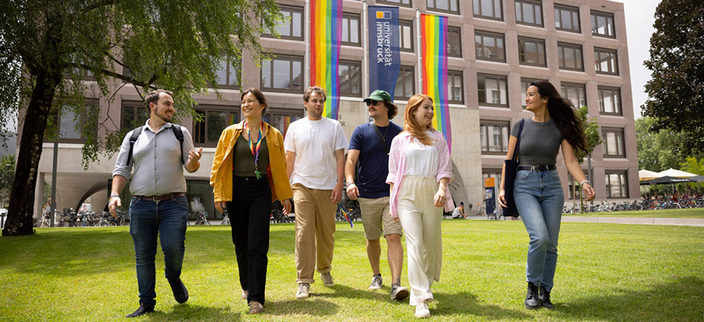 Studentengruppe vor dem Universitätsgebäude. Studentengruppe vor dem Universitätsgebäude.
