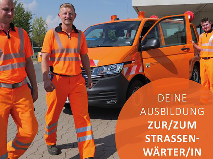 Straßenwärter in oranger Arbeitskleidung Straßenwärter in oranger Arbeitskleidung