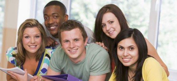 Gruppenbild mit jungen Meneschen Gruppenbild mit jungen Meneschen