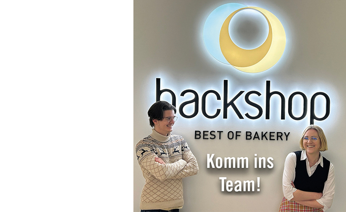 Zwei junge Menschen vor dem Backshop-Logo, Bildaufschrift: Komm ins Team! Zwei junge Menschen vor dem Backshop-Logo, Bildaufschrift: Komm ins Team!
