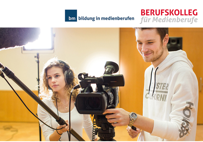Logos bm bildung in medienberufen und Berufskolleg für Medienberufe | zwei junge Menschen bei Filmaufnahmen.