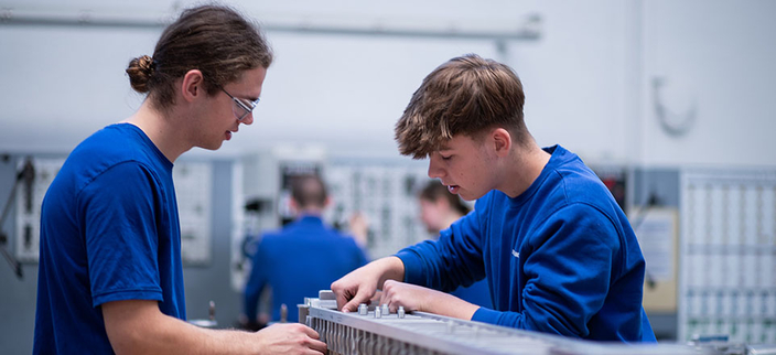Zwei Personen bei der Arbeit Zwei Personen bei der Arbeit
