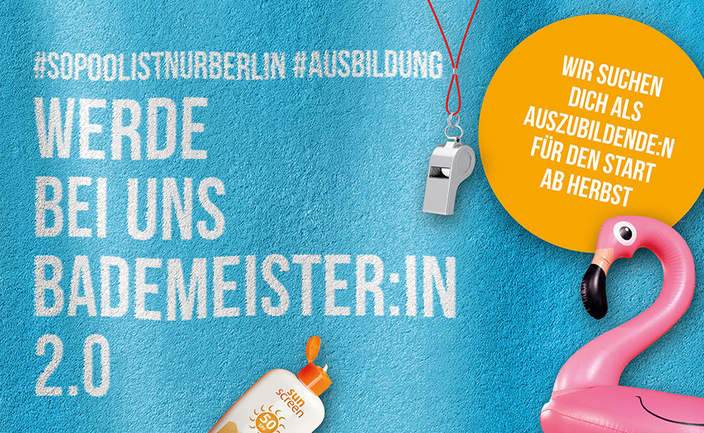 Handtuch mit der Aufschrift: Werde bei uns Bademeister:in 2.0, darauf ein aufblasbarer Flamingo, eine Trillerpfeife, Sonnencreme Handtuch mit der Aufschrift: Werde bei uns Bademeister:in 2.0, darauf ein aufblasbarer Flamingo, eine Trillerpfeife, Sonnencreme