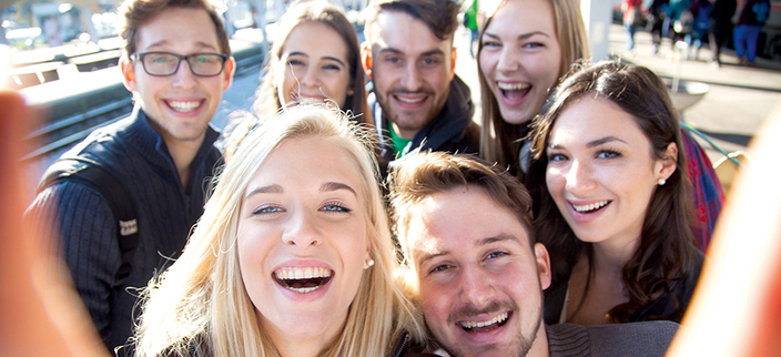 Selfie von sieben jungen lächelnden Menschen Selfie von sieben jungen lächelnden Menschen