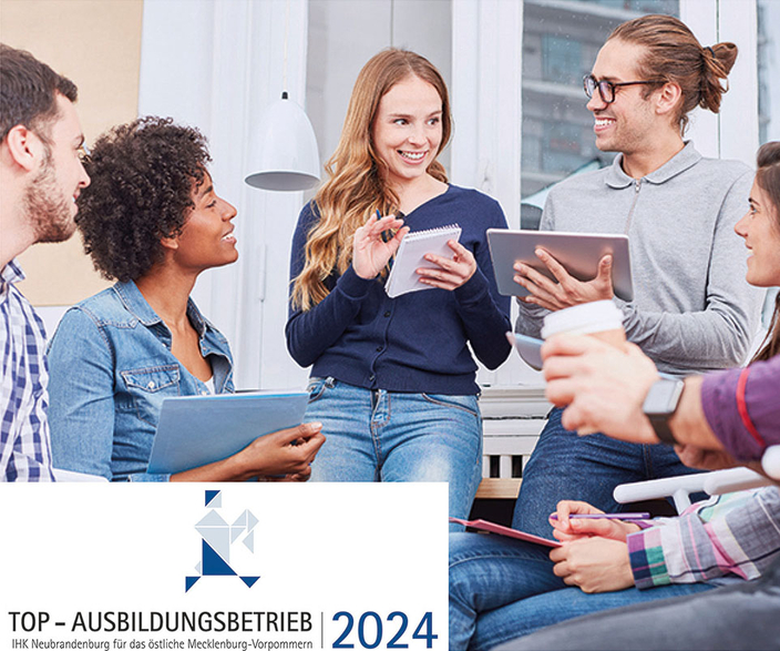 Personen unterhalten sich, einige halten Notizzettel oder Tablets in den Händen.