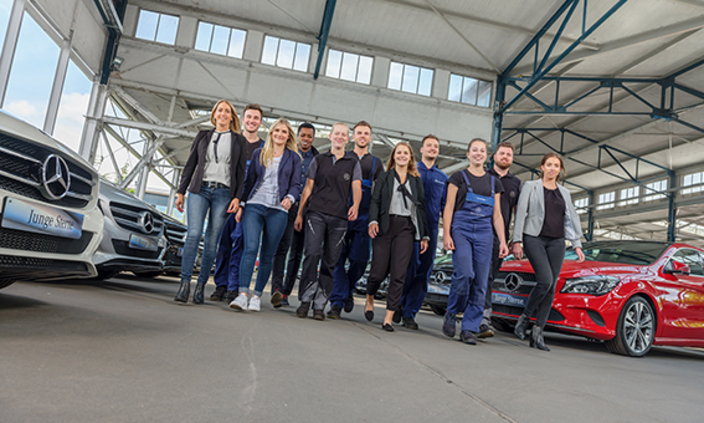 Azubi Gruppenbild vor Mercedes Autos Azubi Gruppenbild vor Mercedes Autos
