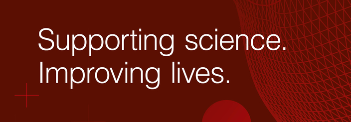Slogan "Supporting science. Improving lives." Weiße Schrift auf rotem Hintergrund. Slogan "Supporting science. Improving lives." Weiße Schrift auf rotem Hintergrund.