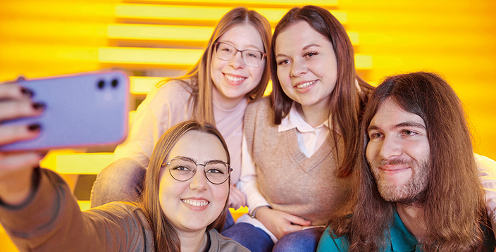 Vier junge Menschen machen ein Selfie Vier junge Menschen machen ein Selfie