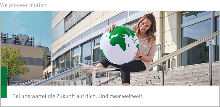 Person mit grüner Weltkugel in der Hand und dem Slogan "We pioneer motion. Bei uns wartet die Zukunft auf dich. Und zwar weltweit.". Person mit grüner Weltkugel in der Hand und dem Slogan "We pioneer motion. Bei uns wartet die Zukunft auf dich. Und zwar weltweit.".