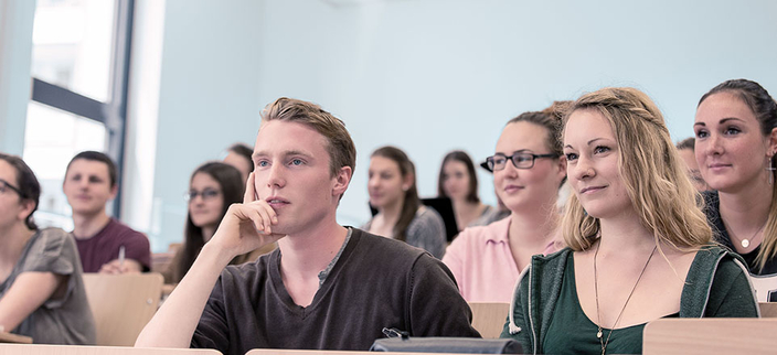 Bild von Studierenden im Hörsaal Bild von Studierenden im Hörsaal