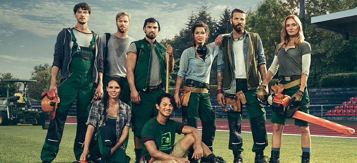 Gruppenfoto von acht Landschaftsgärtnerinnen und Landschaftsgärtnern Gruppenfoto von acht Landschaftsgärtnerinnen und Landschaftsgärtnern