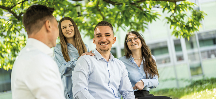 4 Personen im Grünen 4 Personen im Grünen