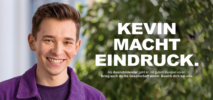 Junge in lila Hemd, Spruch: Kevin macht Eindruck Junge in lila Hemd, Spruch: Kevin macht Eindruck