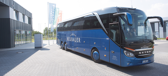 Ein blauer Reisebus der Neubauer Touristik GmbH steht vor dem Firmengebäude Ein blauer Reisebus der Neubauer Touristik GmbH steht vor dem Firmengebäude