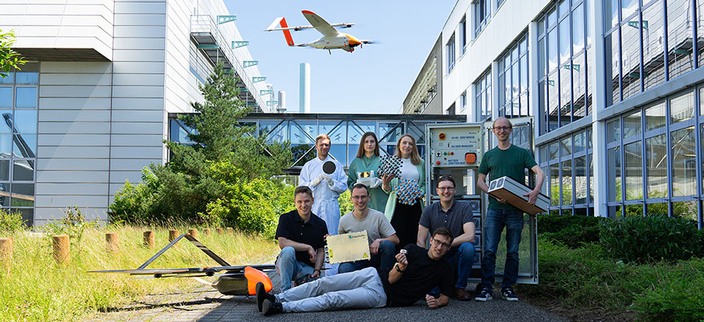 Personen vor dem Gebäude des Fraunhofer-Institut für Integrierte Systeme und Bauelementetechnologie IISB Personen vor dem Gebäude des Fraunhofer-Institut für Integrierte Systeme und Bauelementetechnologie IISB