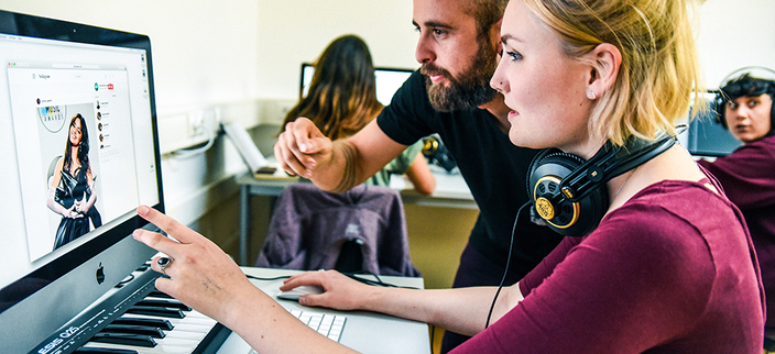 Zwei junge Menschen vor dem Computer Zwei junge Menschen vor dem Computer