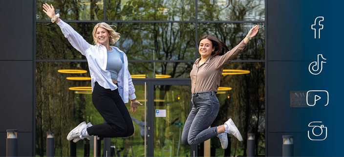 Zwei Azubis springen vor dem Gebäude der Nordwest Mediengruppe in die Höhe. Zwei Azubis springen vor dem Gebäude der Nordwest Mediengruppe in die Höhe.