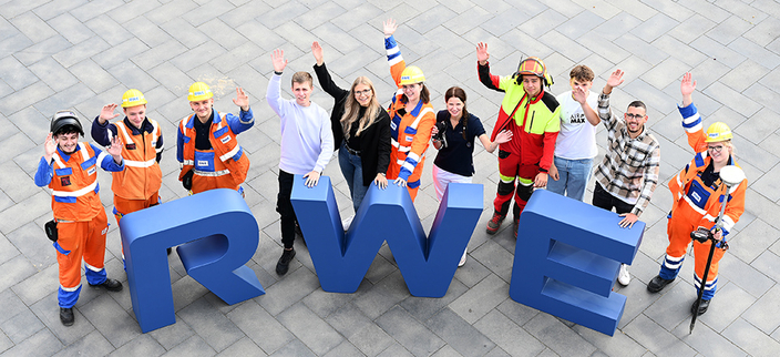 Jugendliche hinter RWE Schriftzug