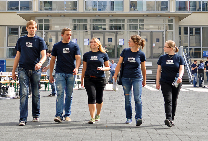 Gruppe Studiernede vor Unigebäude