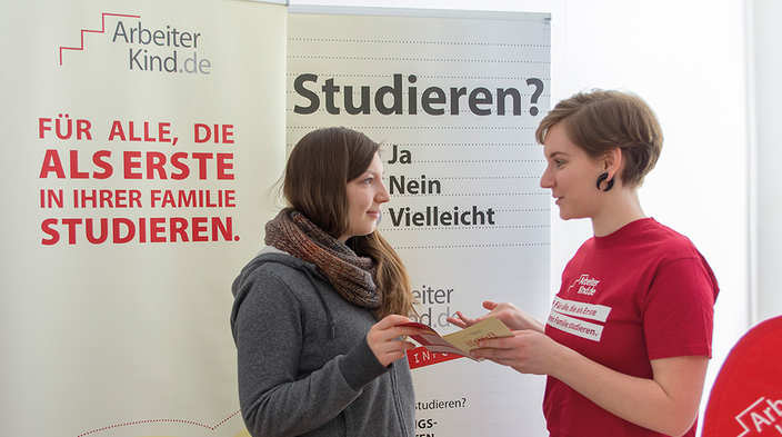 Zwei Personen in einer Messesituation Zwei Personen in einer Messesituation