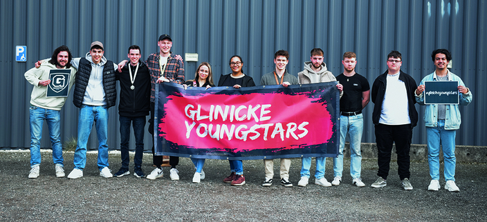 Azubis mit Glinicke-Plakat Azubis mit Glinicke-Plakat