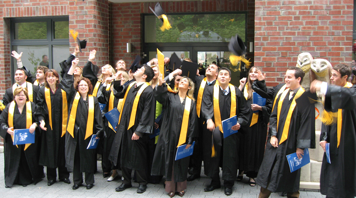 Gruppenfoto vieler Studierender die ihre Doktorhüte fliegen lassen. Gruppenfoto vieler Studierender die ihre Doktorhüte fliegen lassen.