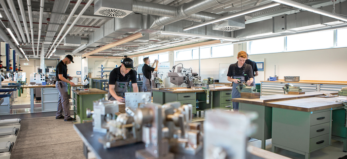 Ansicht Werkstatt mit Mitareitenden Ansicht Werkstatt mit Mitareitenden