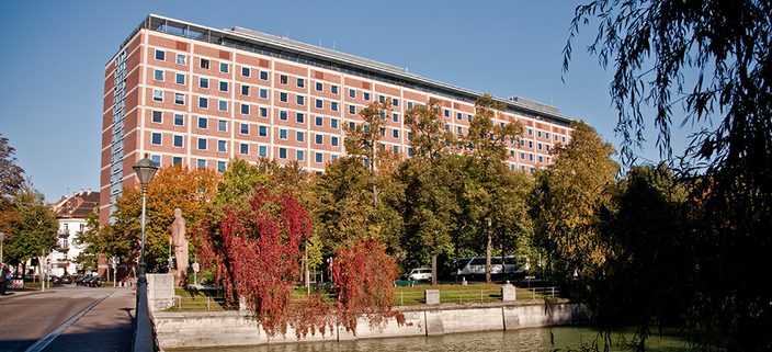 Großes Firmengebäude Großes Firmengebäude
