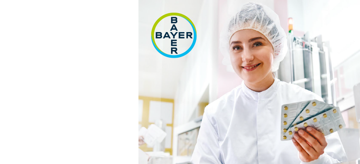 Junger Mensch in weißer Labor-Arbeitskleidung mit drei Plisterpackungen in der Hand