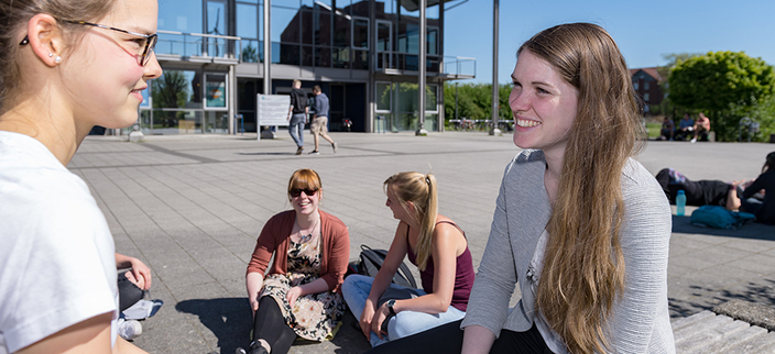 Studierende auf dem Campus