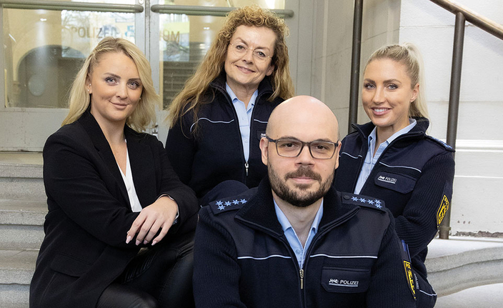 Vier Personen in Polizeiuniform Vier Personen in Polizeiuniform
