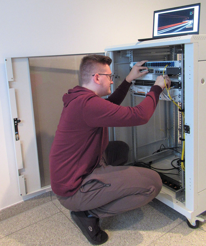Personen vor elektronischem Gerät. Personen vor elektronischem Gerät.