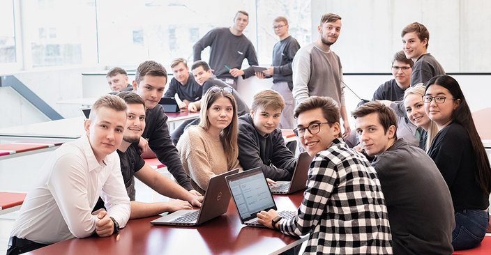 Personengruppe mit Laptops. Alle blicken in die Kamera. Personengruppe mit Laptops. Alle blicken in die Kamera.