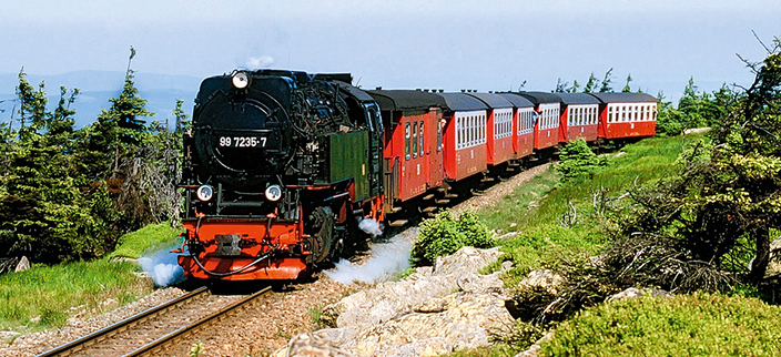 Foto der Harzer Schmalspurbahn bei voller Fahrt im Harz Foto der Harzer Schmalspurbahn bei voller Fahrt im Harz