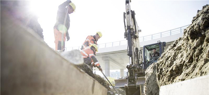 Mitarbeitende der Züblin Spezialtiefbau GmbH auf der Baustelle mit Bagger