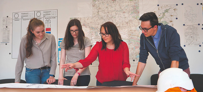 Arbeitsgruppe diskutiert am Tisch über Projekt