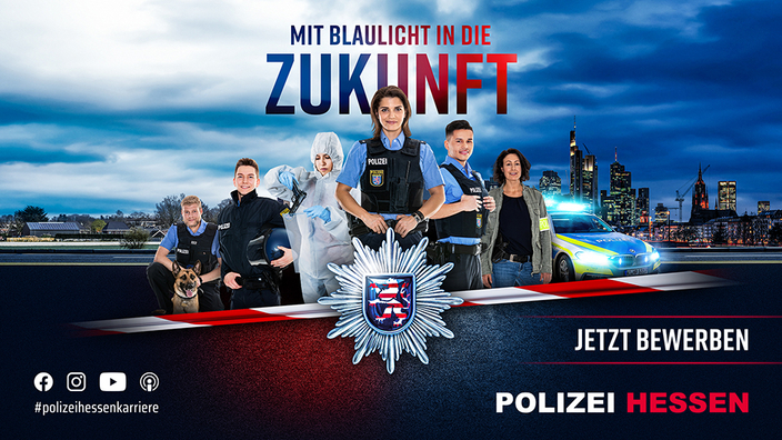 Polizeibeamte und -beamtinnen in Uniform aus verschiedenen Einsatzbereichen vor einer Skyline, Bildaufschrift: Mit Blaulicht in die Zukunft. Jetzt bewerben