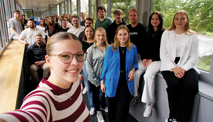 Gruppenfoto von zahlreichen Auszubildenden Gruppenfoto von zahlreichen Auszubildenden