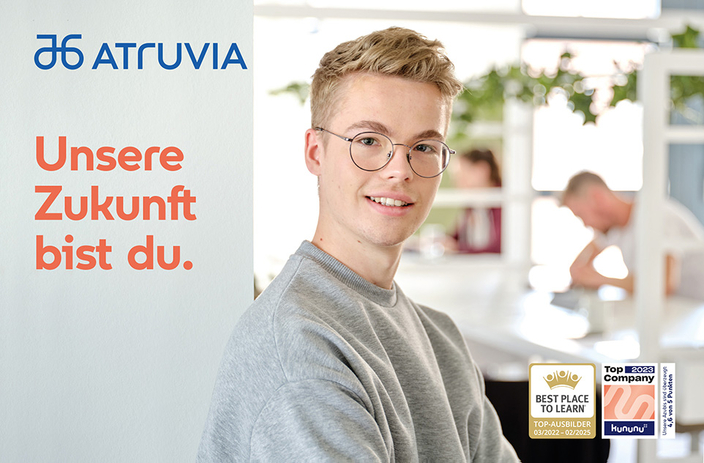 Junger Mensch, daneben der Slogan Unsere Zukunft bis du. Atruvia. Junger Mensch, daneben der Slogan Unsere Zukunft bis du. Atruvia.