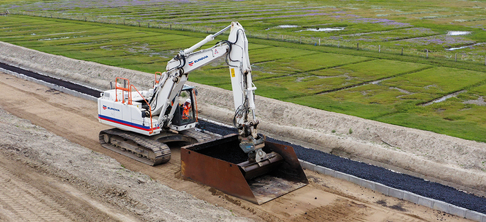 Bagger im Einsatz auf einer Baustelle Bagger im Einsatz auf einer Baustelle