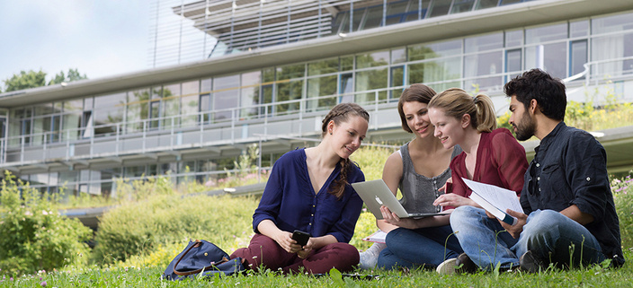 Junge Menschen vorm Uni-Gebäude Junge Menschen vorm Uni-Gebäude