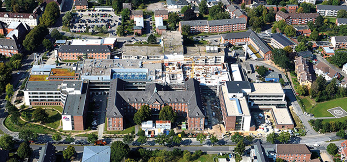Luftaufnahme des FEK Friedrich-Ebert-Krankenhauses in Neumünster Luftaufnahme des FEK Friedrich-Ebert-Krankenhauses in Neumünster