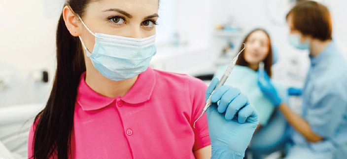 Zahnmedizinische Fachangestellte mit Mundschutz und Werkzeug im Hintergrund Zahnarzt mit Patientin darunter der Spruch Die Ausbildung mit Biss! Zahnmedizinische Fachangestellte mit Mundschutz und Werkzeug im Hintergrund Zahnarzt mit Patientin darunter der Spruch Die Ausbildung mit Biss!