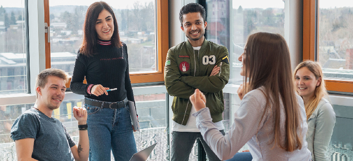 lockere Gesprächssituation zwischen Dozentin und vier Studierenden lockere Gesprächssituation zwischen Dozentin und vier Studierenden