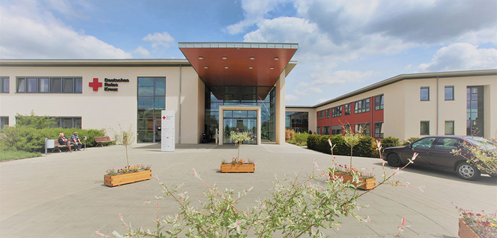 Eingang zum DRK Krankenhaus Mecklenburg-Strelitz. Eingang zum DRK Krankenhaus Mecklenburg-Strelitz.
