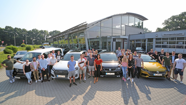 Azubis vor Autohaus Azubis vor Autohaus